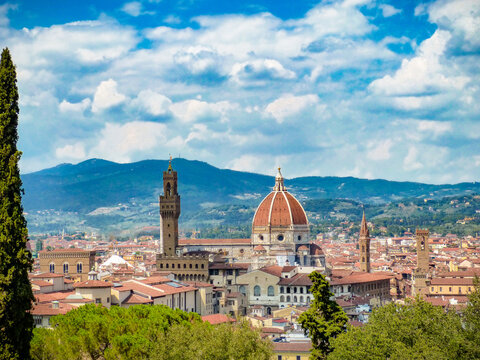 Stadtbild von Florenz mit dem Dom im Mittelpunkt und der Landschaft im Hintergrund