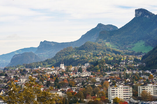 Blick auf den Ort G&ouml;tzis und die dahinterliegenden H&uuml;gel und Berge