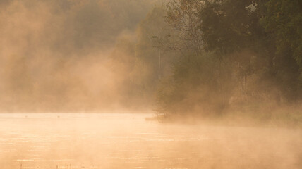 Jesienny mglisty poranek nad wodą, jesienne mgły, tapeta. © Elżbieta Kaps