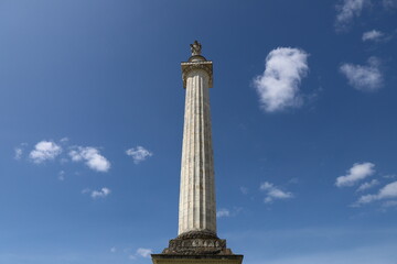 Fototapeta premium La colonne Louis XVI, colonne surmontée d'une statue du roi Louis XVI, érigée au 18ème siècle, ville de Nantes, département de la Loire Atlantique, France
