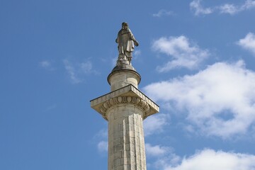 Fototapeta premium La colonne Louis XVI, colonne surmontée d'une statue du roi Louis XVI, érigée au 18ème siècle, ville de Nantes, département de la Loire Atlantique, France