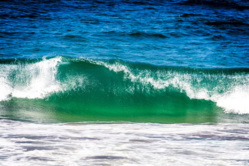 Fototapeta premium wave breaking on the beach