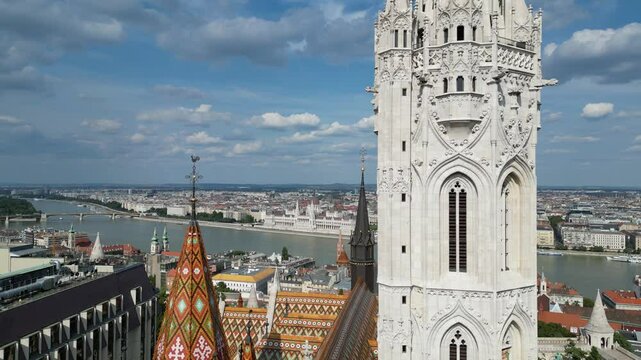 Vue a&eacute;rienne panoramique de la ville capitale Budapest avec &eacute;glise Our Lady of Buda Castle, Fisherman's Bastion, Hongrie, Europe
