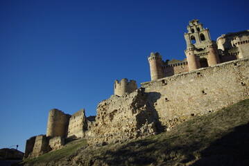 Ruinas con muralla del Castillo de Turégano. Segovia. España