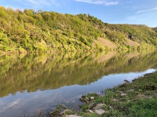 Landschaft an der Mosel in Kr&ouml;v am Abned mit beeindruckender Spiegelung der Natur der Berge