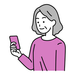 右手に持ったスマートフォンを見ている年配の女性