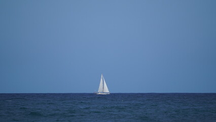Obraz premium Sailboat on the horizon