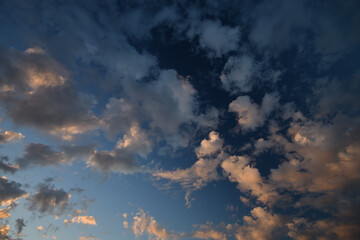 夕焼けに染まる空と雲