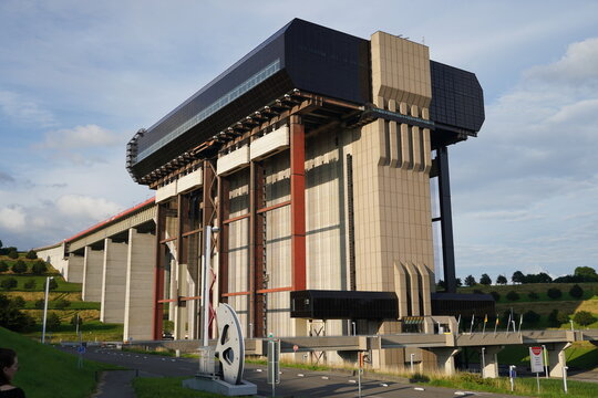 The Strepy Thieu boat lift