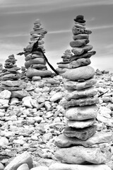 entassement de galets sur une plage de la côte de l'île d'Oléron en france