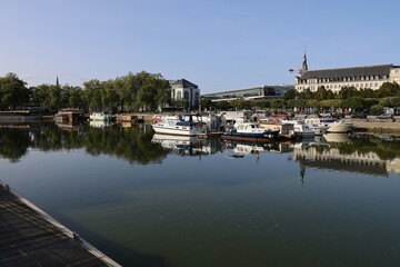 Obraz premium La rivière Erdre dans Nantes, ville de Nantes, département de la Loire Atlantique, France