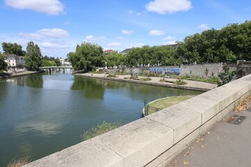 Fototapeta premium La rivière Erdre dans Nantes, ville de Nantes, département de la Loire Atlantique, France