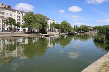 Obraz premium La rivière Erdre dans Nantes, ville de Nantes, département de la Loire Atlantique, France