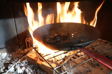 Cociendo castañas en el fuego, para celebrar la Castañada