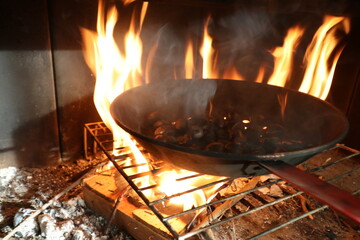 Cociendo castañas en el fuego, para celebrar la Castañada