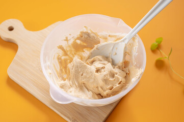 ボウルでヨーグルトときな粉を混ぜる