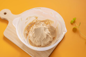 混ぜたヨーグルトときな粉