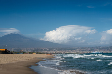 Der Strand von Catania mit dem Etna.
