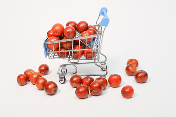 Carrello per la spesa pieno di giuggiole