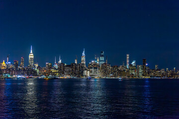 Obraz premium New York City skyline at night seen from East River. New York, USA