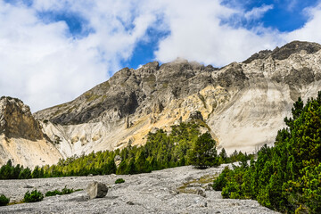 Ofenpass, Zernez, Val dal Botsch, Bergbach, Piz dal Fuorn, Piz da Botsch, Schotter, Föhren, Wanderweg, Geröll, Gämse, Steinbock, Nationalpark, Alpen, Herbst, Schweiz
