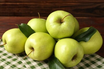 Many fresh green apples on wooden table