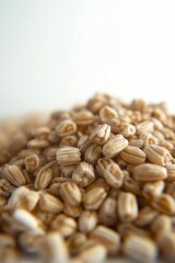 Obraz premium Barley Grains Piled on a White Background Showcasing Their Unique Texture and Shape
