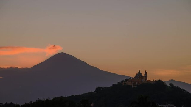 Atardecer con el Popocat&eacute;petl y la Iglesia de los Remedios sobre la Gran Pir&aacute;mide