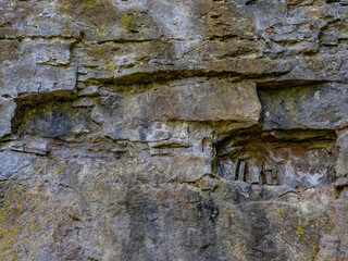 Felswand im Sandstein