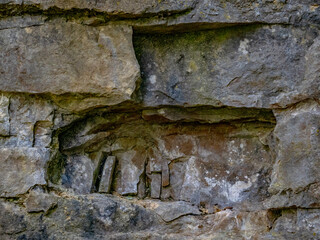 Felswand im Sandstein