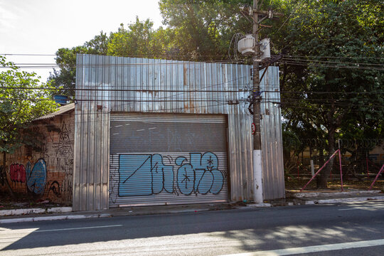 Galp&atilde;o com fachada em zinco na Rua dos Trilhos - S&Atilde;O PAULO, SP, BRAZIL - JUNE 23, 2024: Warehouse with zinc sheet facade on Rua dos Trilhos in the Mooca neighborhood.