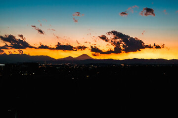 夕暮れのシルエットと富士山