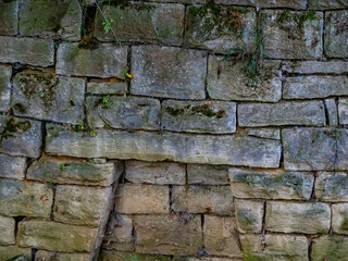 Feuchte Sandsteinmauer