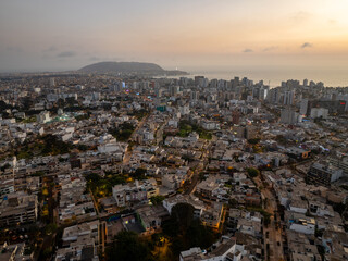 Bello atardecer en la ciudad de Lima