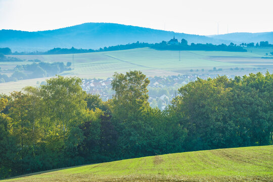 Kreuzkapelle in Bad Camberg thront &uuml;ber den Feldern und D&ouml;rfern der Region