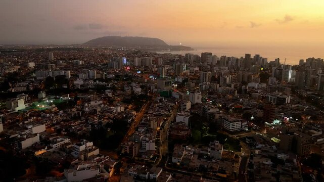 Atardecer en Lima vista del Morro Solar