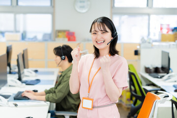 Fototapeta premium インカムで話すオペレーターの若い女性