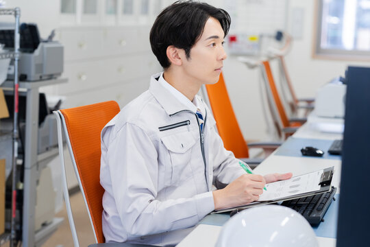 オフィスで働く作業服のビジネスマン