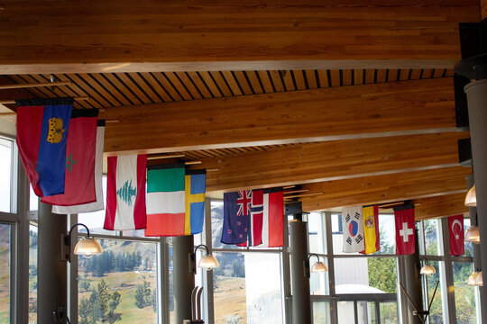 BANDERAS DEL MUNDO DECORANDO EL TECHO DE MADERA