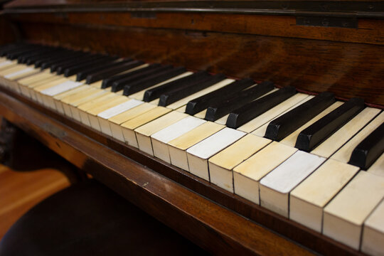 PIANO DE MADERA CON TECLAS BLANCAS Y NEGRAS