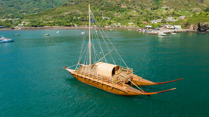 VUE A&eacute;rienne de la pirogue double de l'ile de HIVA OA lors du festival des iles marquises de L4ANN2E 2023
