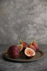 お皿に盛られた秋が旬のイチジク。1つはカットされている