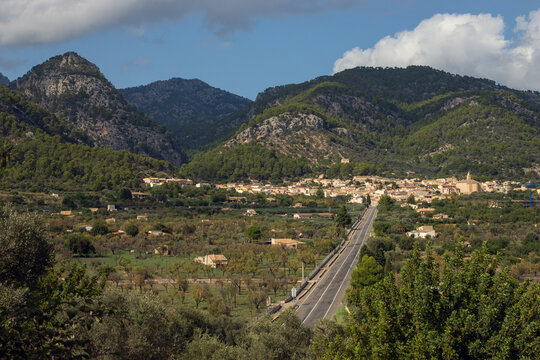 View to the street leading to the town of Inca with the impressive Tramuntana mountains in the backgrund.