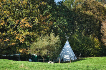 Tipi - Tippi - Zelt - Indianer  - Ureinwohner - Landschaft - Natur -  Wigwam - Teepee - Native American - Autumn - Konzept - Hintergrund  © Enrico Obergefäll
