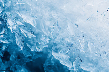 Obraz premium Intricate ice formations glistening in natural light during winter season