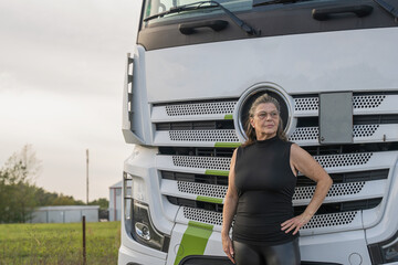 Eine LKW Fahrerin vor ihrem LKW