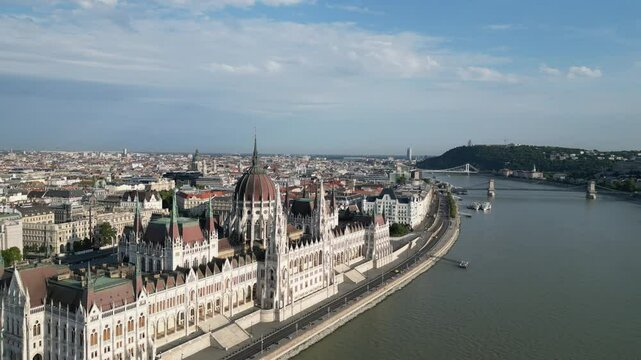 Vue a&eacute;rienne panoramique de la ville capitale Budapest avec parlement hongrois Orsz&aacute;gh&aacute;z gothique en bord de rivi&egrave;re Danube, Hongrie, Europe
