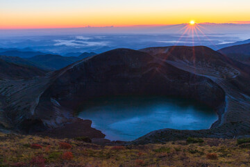 紅葉の蔵王山頂、お釜からみた日出