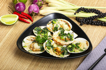 Grilled scallops with green onion