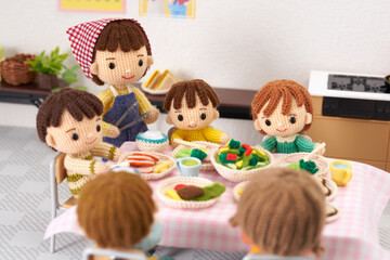 Fototapeta premium あみぐるみ人形 こども食堂イメージ